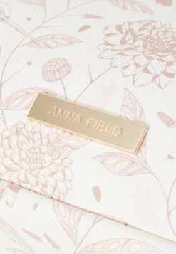 Anna Field Wash Bag - White Rose 10 Anna Field Wash Bag - White Rose -Anna Field Store 4139f668405d4b0b81f63989e7078b4c